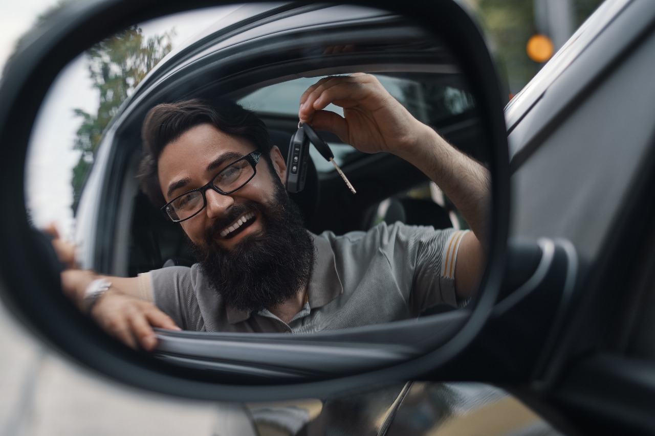 Motorista feliz trabalhando com aplicativo
